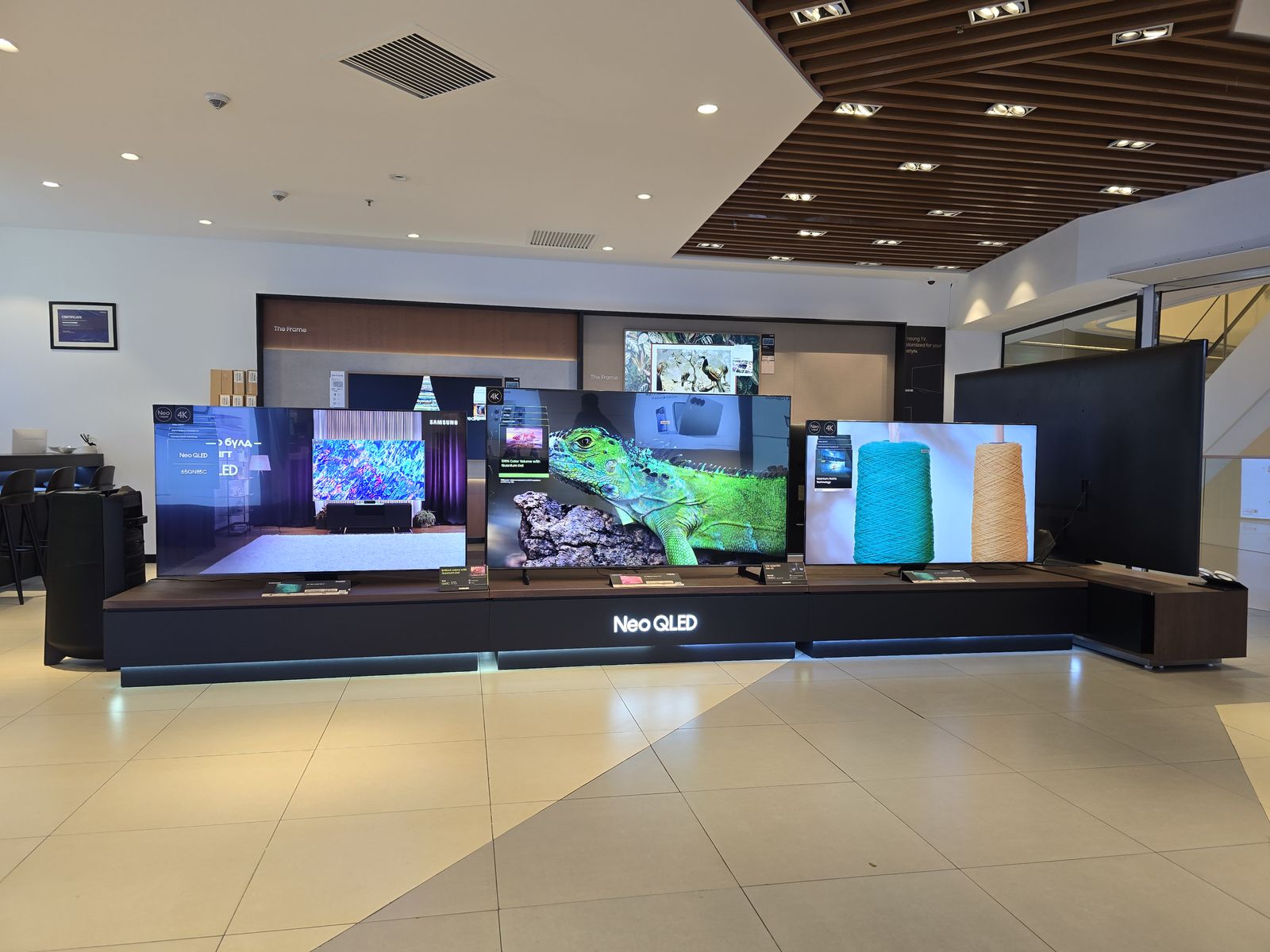 Samsung Neo QLED тавцан